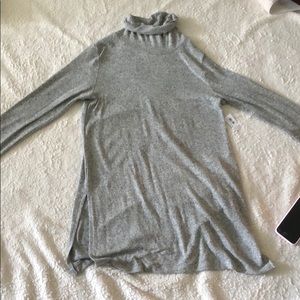 Turtle neck long sleeve.